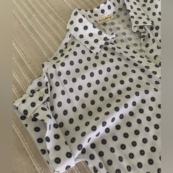 Button down blouse. - Picture 2 of 3